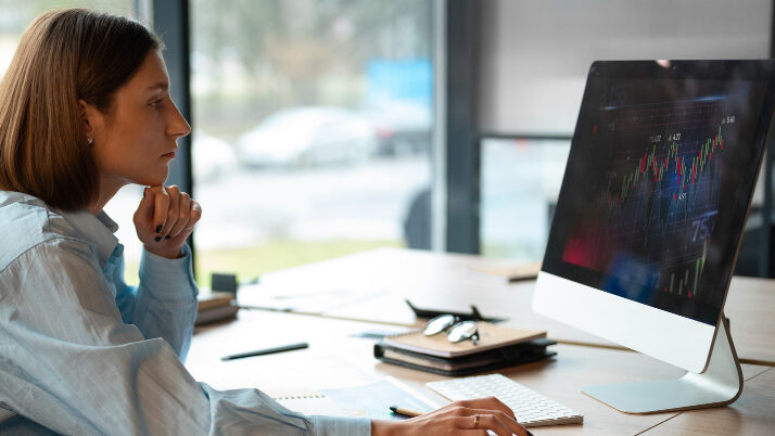Monitor na altura correta dos olhos em um setup ergonômico e barato.