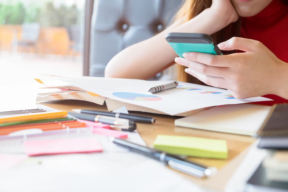 Estudante usando o celular para ter mais produtividade nos estudos