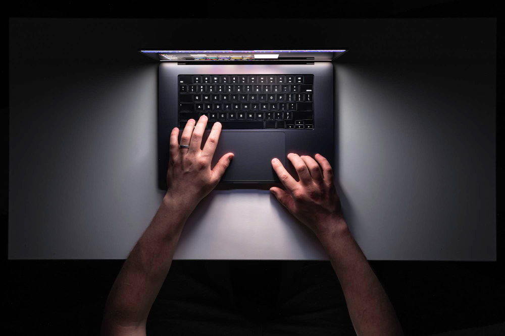 Ilustração representando golpes digitais e roubo de dados online.