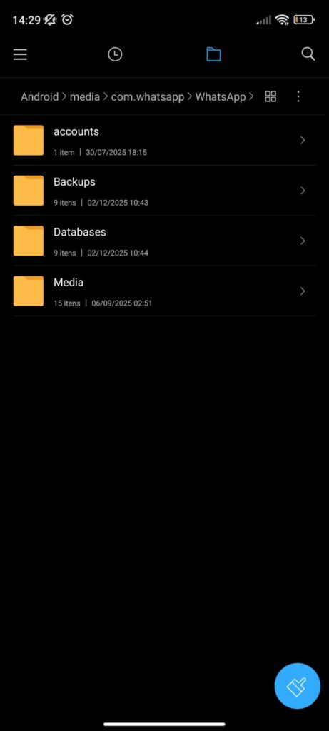 Gerenciador de arquivos exibindo backups locais do WhatsApp em um celular Android.