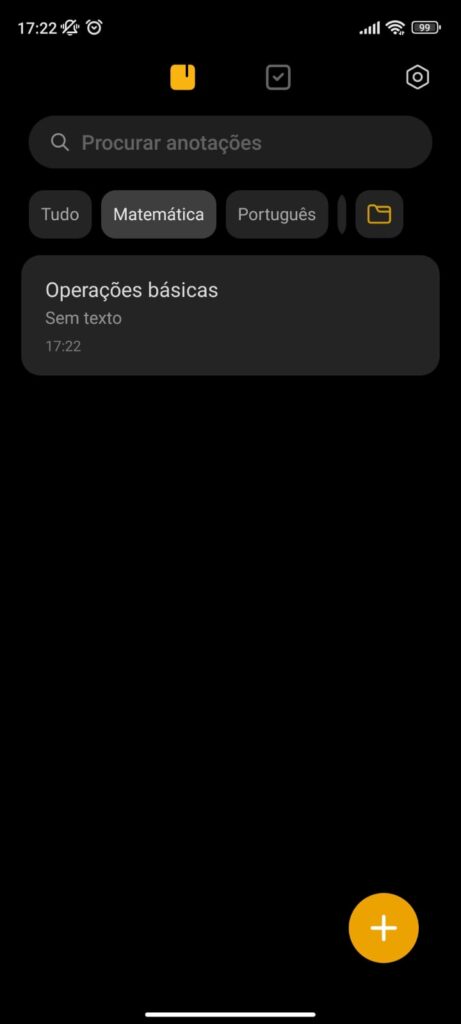 Anotações de estudo organizadas por disciplina e tema em app no celular.