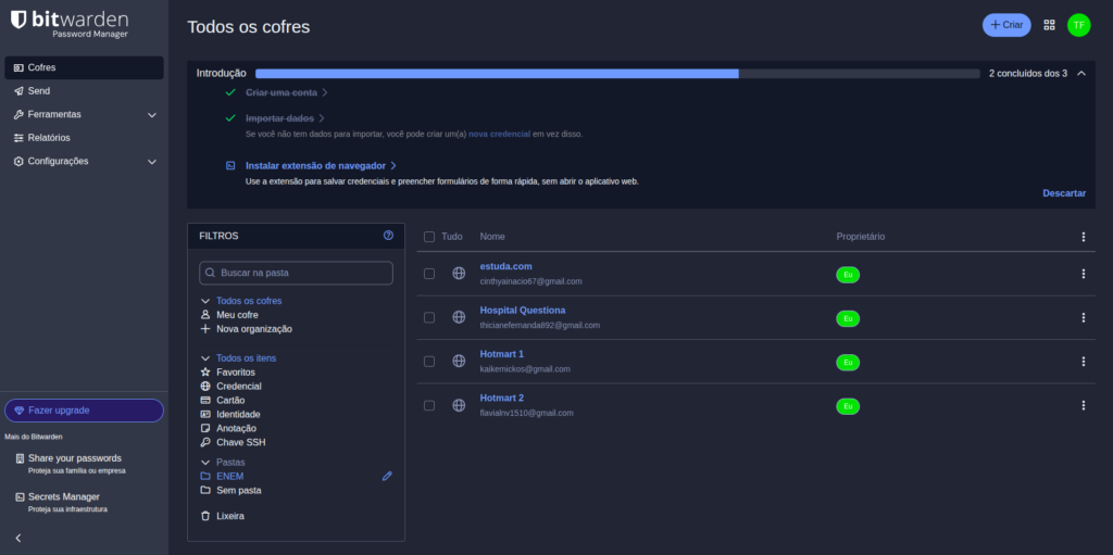 Interface de gerenciador de senhas exibindo diferentes contas protegidas em um cofre digital.
