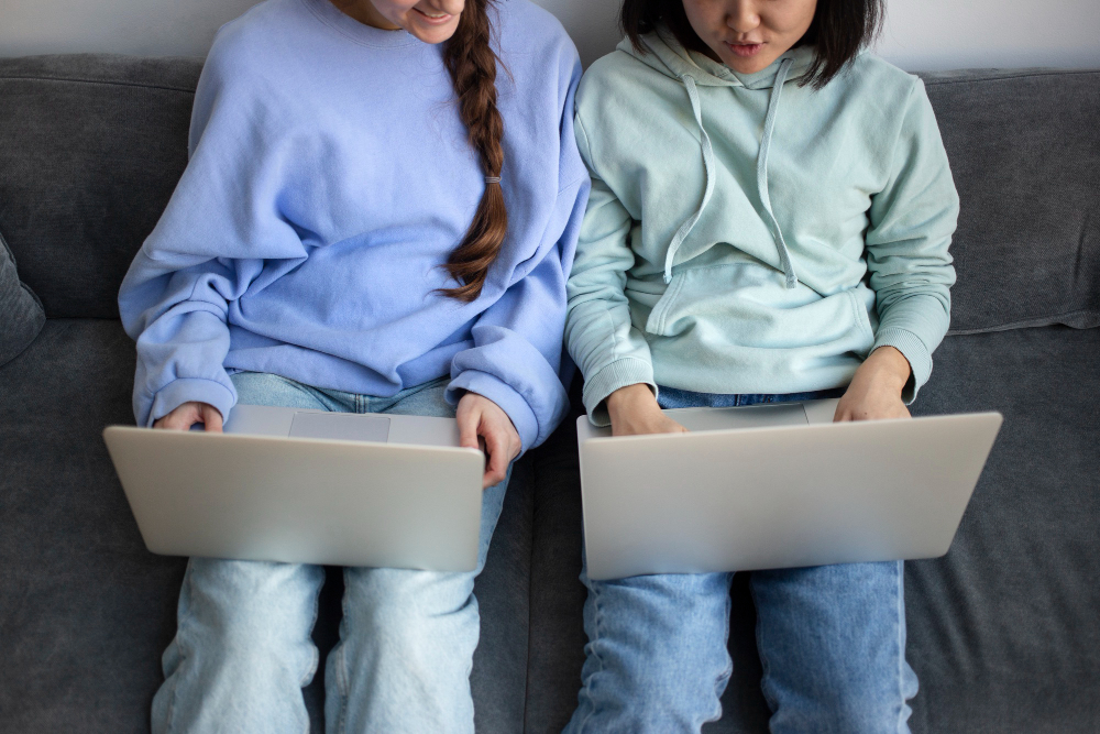 Comparação de tamanho de tela entre notebook de 14 polegadas e outro de 15,6 polegadas.
