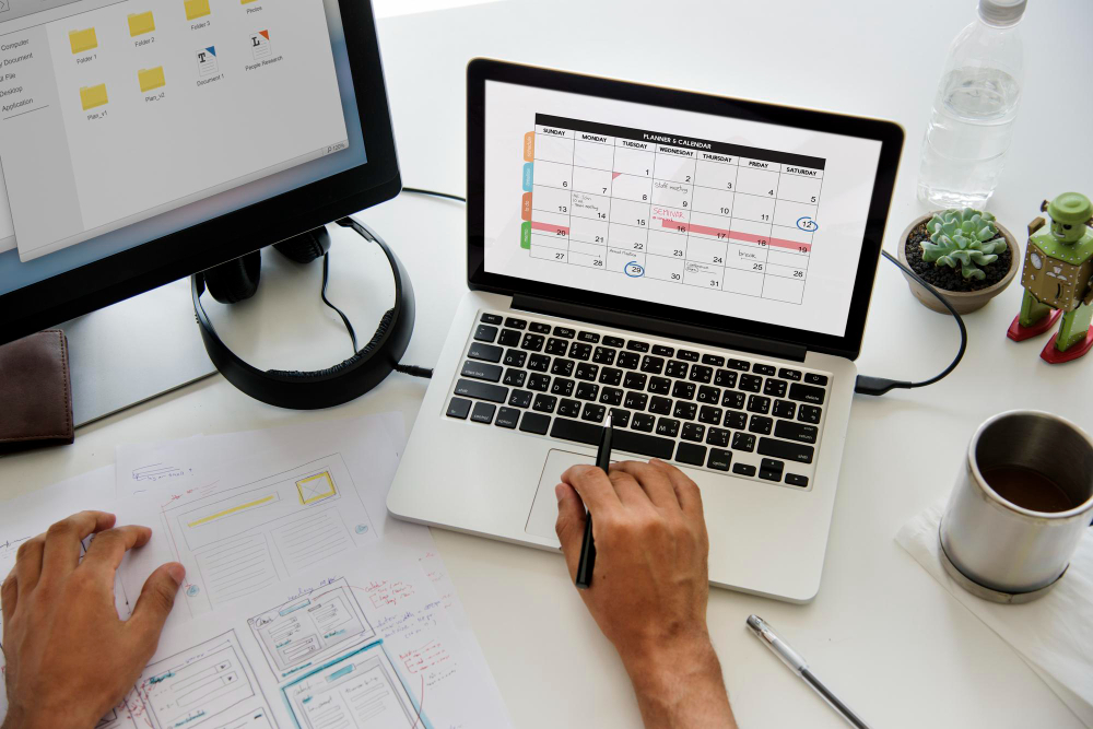 Notebook com apps de produtividade para calendário, tarefas, notas e organização do trabalho.